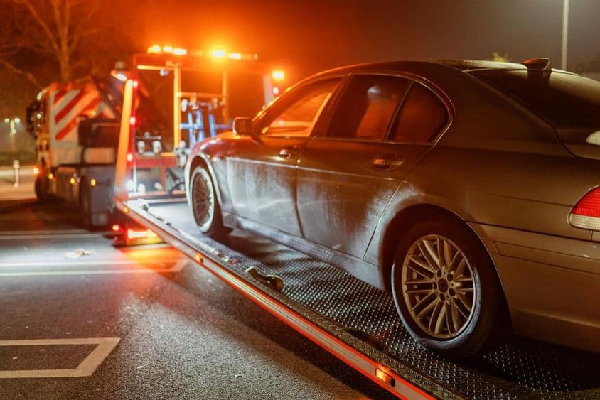 Közúti mentőszolgálat teherautója felvesz egy szedánt