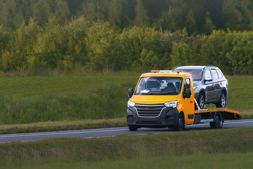 autószállító teherautó halad az országúton