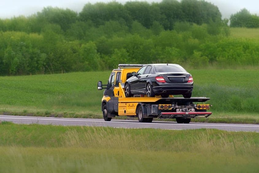 Gépjármű autószállítás egy országúton